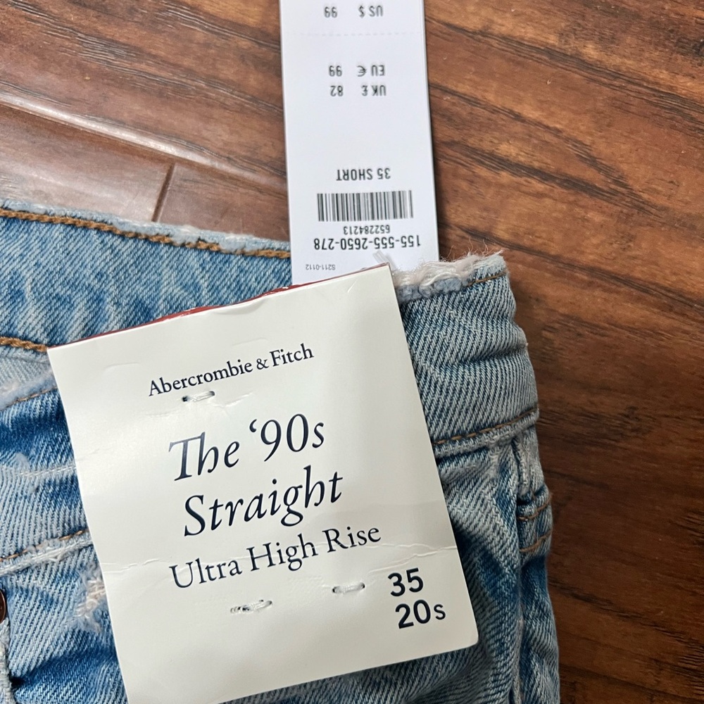 Abercrombie & Fitch
Ultra High Rise 90s Straight Jeans
